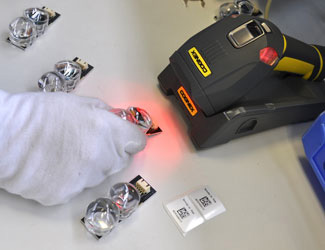 使用 DataMan 8100 对手术灯生产