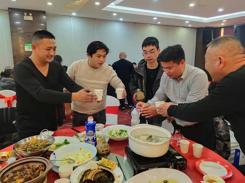 與會(huì)來(lái)賓，觥籌交錯(cuò)，一觴一詠