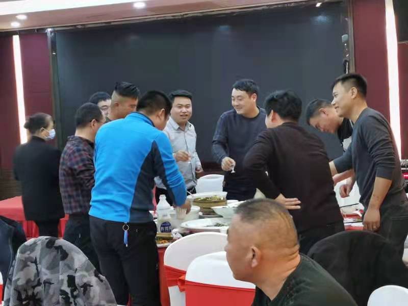 與會(huì)來(lái)賓，觥籌交錯(cuò)，一觴一詠