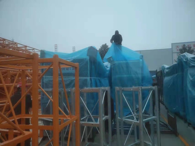 大誠人不畏風雪，加蓋雨布